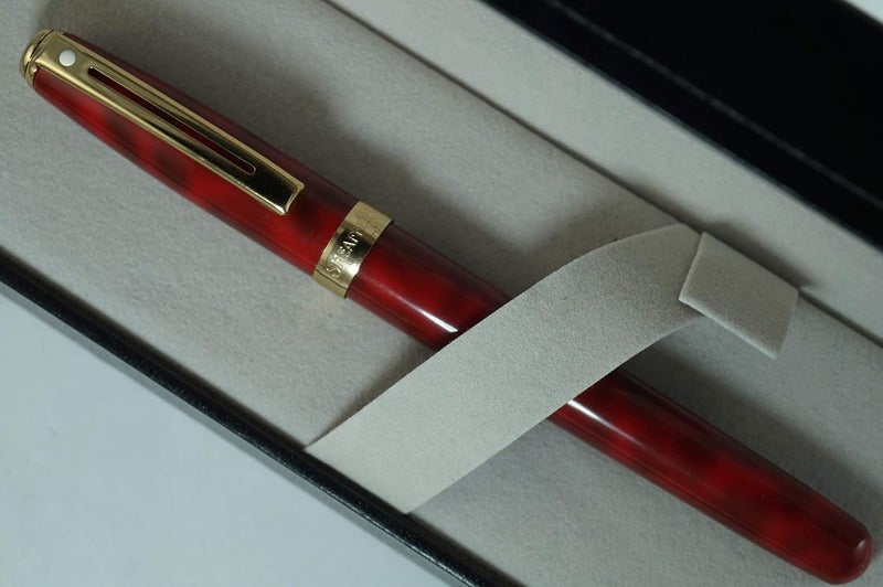 SHEAFFER Sheaffer Made in the USA with Signature Dot of Excellence and Gold Mid ring Prelude Red Marble Barrel and 22KT Gold Appointments Rollerball pen Made in the USA Edition  - Image 5