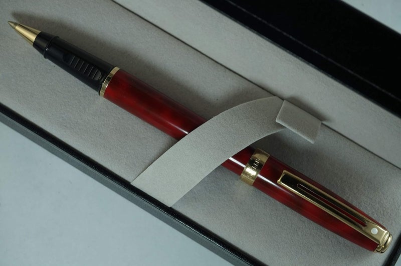 SHEAFFER Sheaffer Made in the USA with Signature Dot of Excellence and Gold Mid ring Prelude Red Marble Barrel and 22KT Gold Appointments Rollerball pen Made in the USA Edition  - Image 4