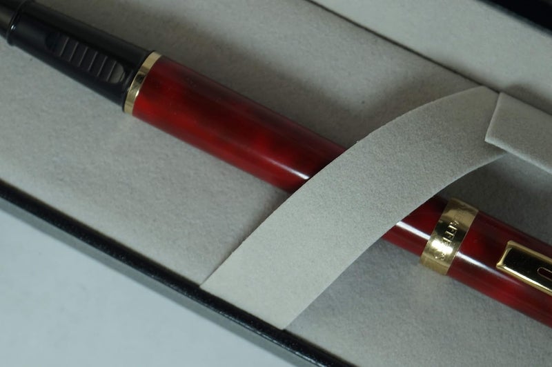 SHEAFFER Sheaffer Made in the USA with Signature Dot of Excellence and Gold Mid ring Prelude Red Marble Barrel and 22KT Gold Appointments Rollerball pen Made in the USA Edition  - Image 3