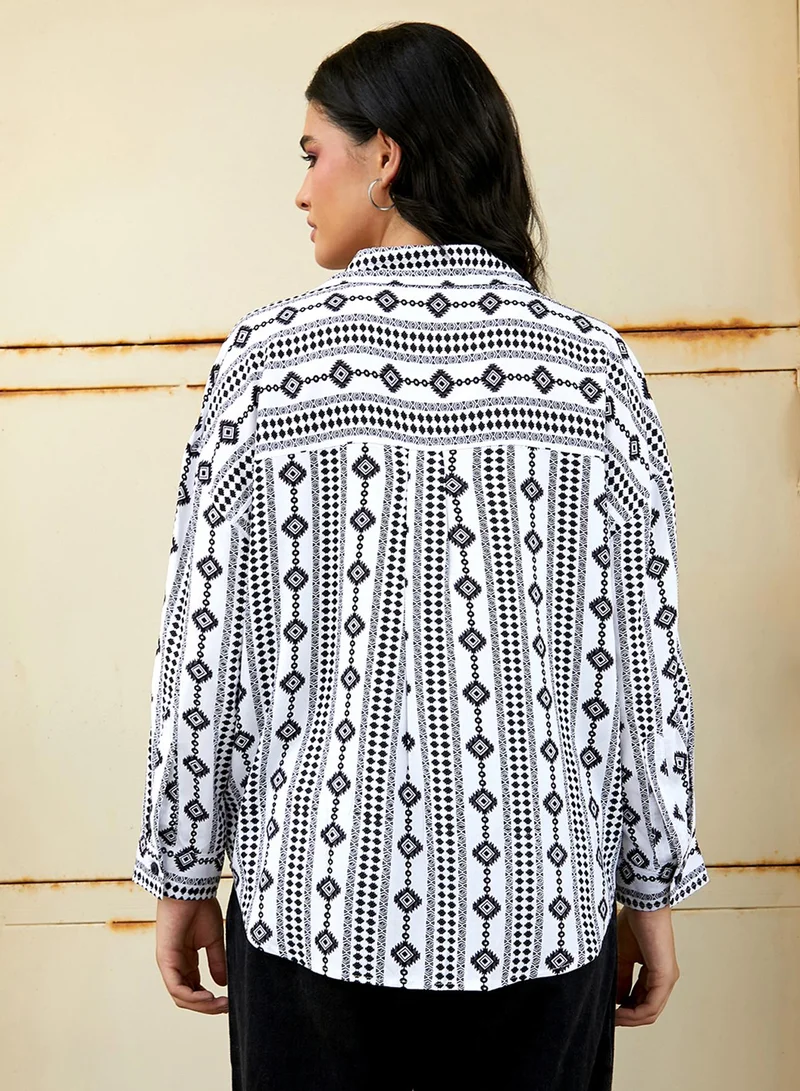 كامبوس سوترا Women's Onyx Black & Daisy White Geometric Aztec Oversized Shirt