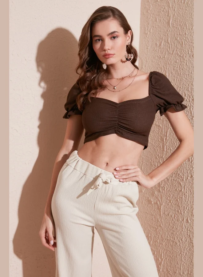 ليلا بلوزة نسائية قصيرة بياقة قلب وخصر مجسم