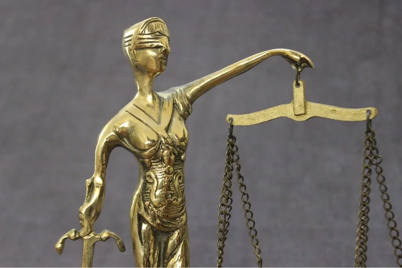 اي سي شوب Stardecor 23CM Brass Cast Female Scales of Justice Statue Lawyer Office Gift