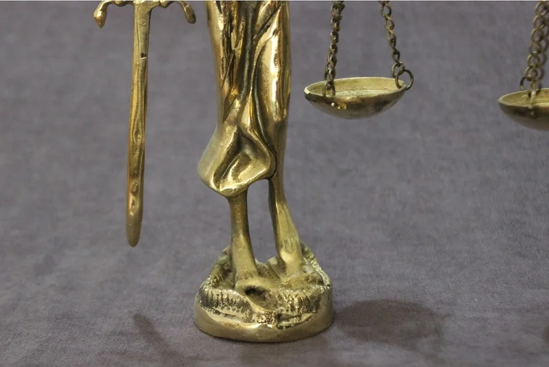 اي سي شوب Stardecor 23CM Brass Cast Female Scales of Justice Statue Lawyer Office Gift