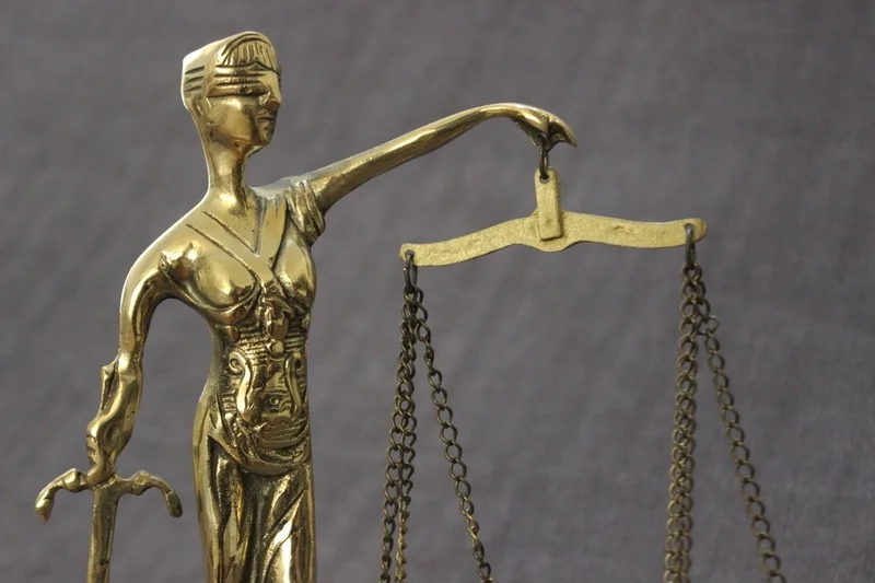 اي سي شوب Stardecor 23CM Brass Cast Female Scales of Justice Statue Lawyer Office Gift