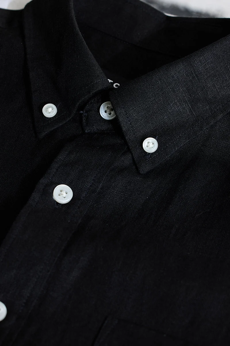 سنيتش قميص كتان أسود بقصة ضيقة