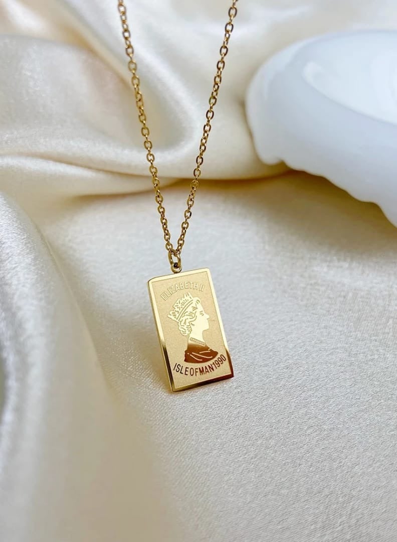 Luxuria Classic, elegant and simple, this Queen Elizabeth gold circle pendant necklace is made of stainless steel and plated with 18k gold, on a celebrity medallion chain. - Image 3