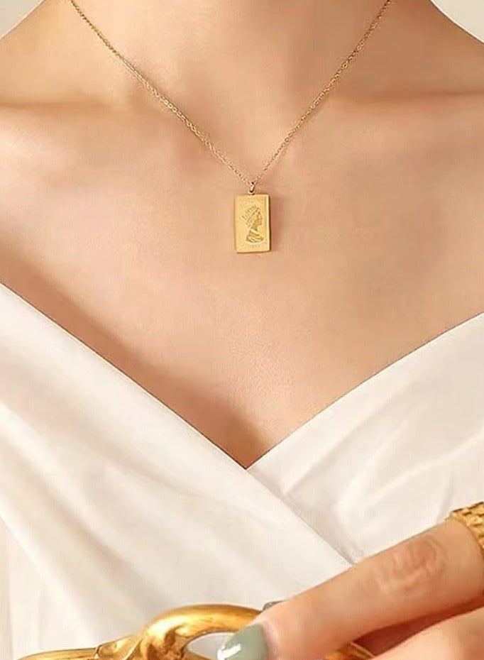 Luxuria Classic, elegant and simple, this Queen Elizabeth gold circle pendant necklace is made of stainless steel and plated with 18k gold, on a celebrity medallion chain. - Image 4