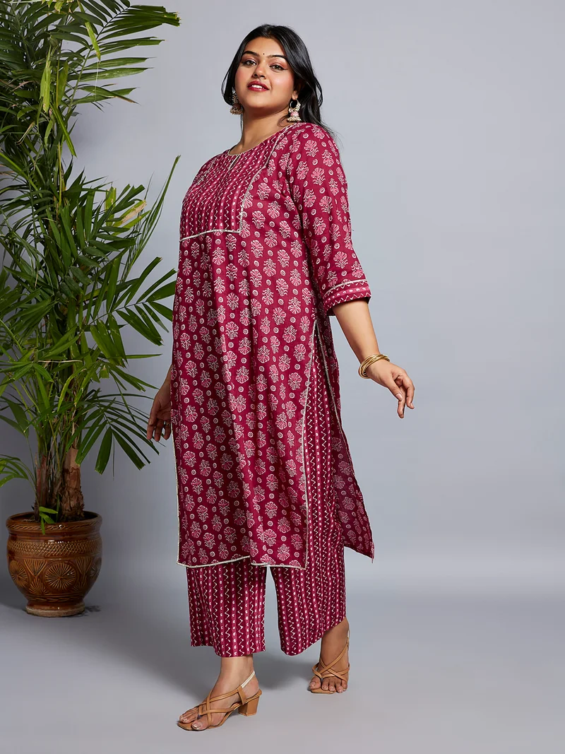 جلو باص طقم كورتا وبنطلون نسائي جلوبس بطبعة زهور وفتحة مفتاح ودانتيل جوتا مقاس كبير