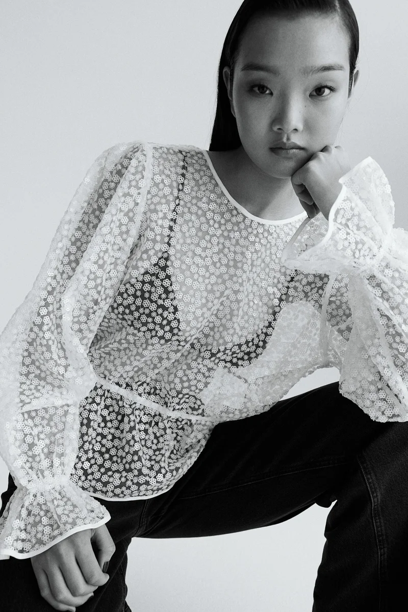 اتش اند ام بلوزة مزينة بالترتر