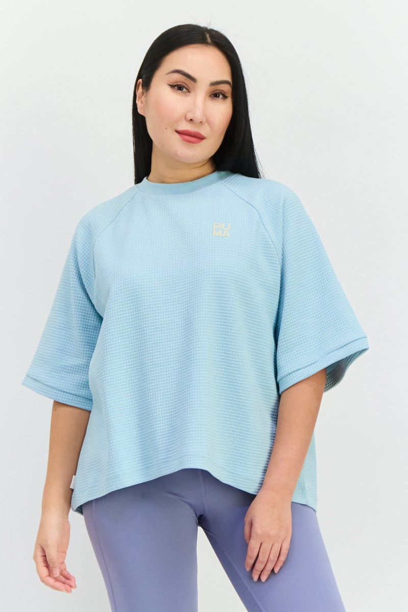 PUMA بلوزة نسائية بأكمام قصيرة مريحة، لون أزرق باهت - Image 1