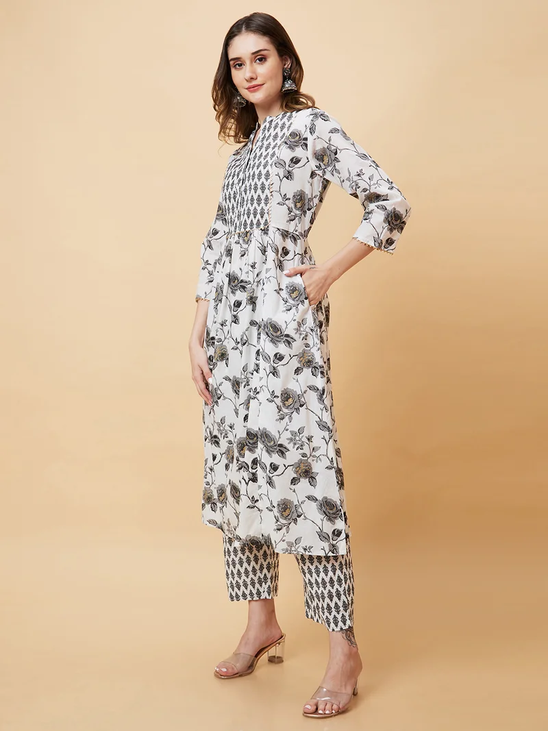 جلو باص Women Floral Printed Mandarin Collar Gotta Patti Pure Cotton Kurta With Trousers