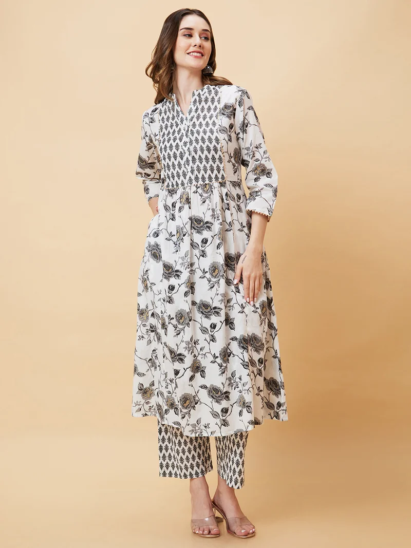 جلو باص Women Floral Printed Mandarin Collar Gotta Patti Pure Cotton Kurta With Trousers