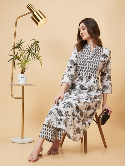 جلو باص Women Floral Printed Mandarin Collar Gotta Patti Pure Cotton Kurta With Trousers