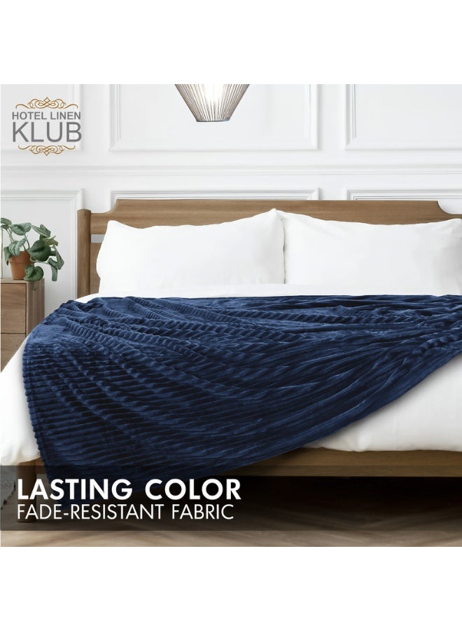Hotel Linen Klub بطانية ميكروفليس فائقة النعومة مزدوجة (200x200 سم) – بطانية خفيفة الوزن 300GSM بنمط خطوط، دافئة وقابلة للتنفس للاستخدام على مدار السنة، أزرق داكن - Image 5