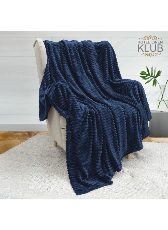 Hotel Linen Klub بطانية ميكروفليس فائقة النعومة مزدوجة (200x200 سم) – بطانية خفيفة الوزن 300GSM بنمط خطوط، دافئة وقابلة للتنفس للاستخدام على مدار السنة، أزرق داكن - Image 3