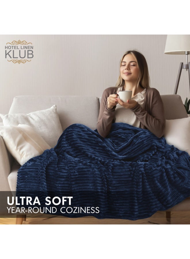 Hotel Linen Klub بطانية ميكروفليس فائقة النعومة مزدوجة (200x200 سم) – بطانية خفيفة الوزن 300GSM بنمط خطوط، دافئة وقابلة للتنفس للاستخدام على مدار السنة، أزرق داكن - Image 4
