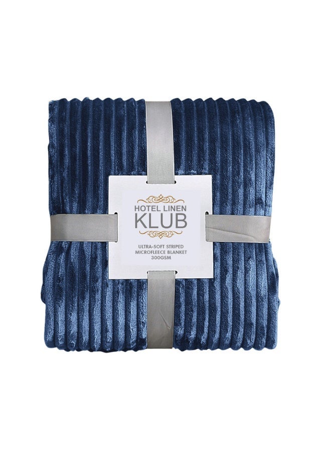 Hotel Linen Klub بطانية ميكروفليس فائقة النعومة مزدوجة (200x200 سم) – بطانية خفيفة الوزن 300GSM بنمط خطوط، دافئة وقابلة للتنفس للاستخدام على مدار السنة، أزرق داكن - Image 2