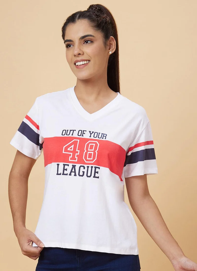 جلو باص تيشيرت قطن أبيض نسائي بياقة دائرية وطباعة