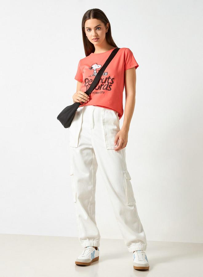 اس بي كاركترز تيشيرت بياقة ضيقة وأكمام قصيرة وطبعات بيناتس - Image 2