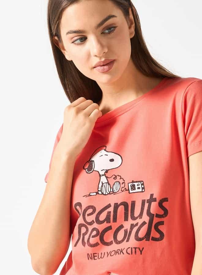 اس بي كاركترز تيشيرت بياقة ضيقة وأكمام قصيرة وطبعات بيناتس - Image 4