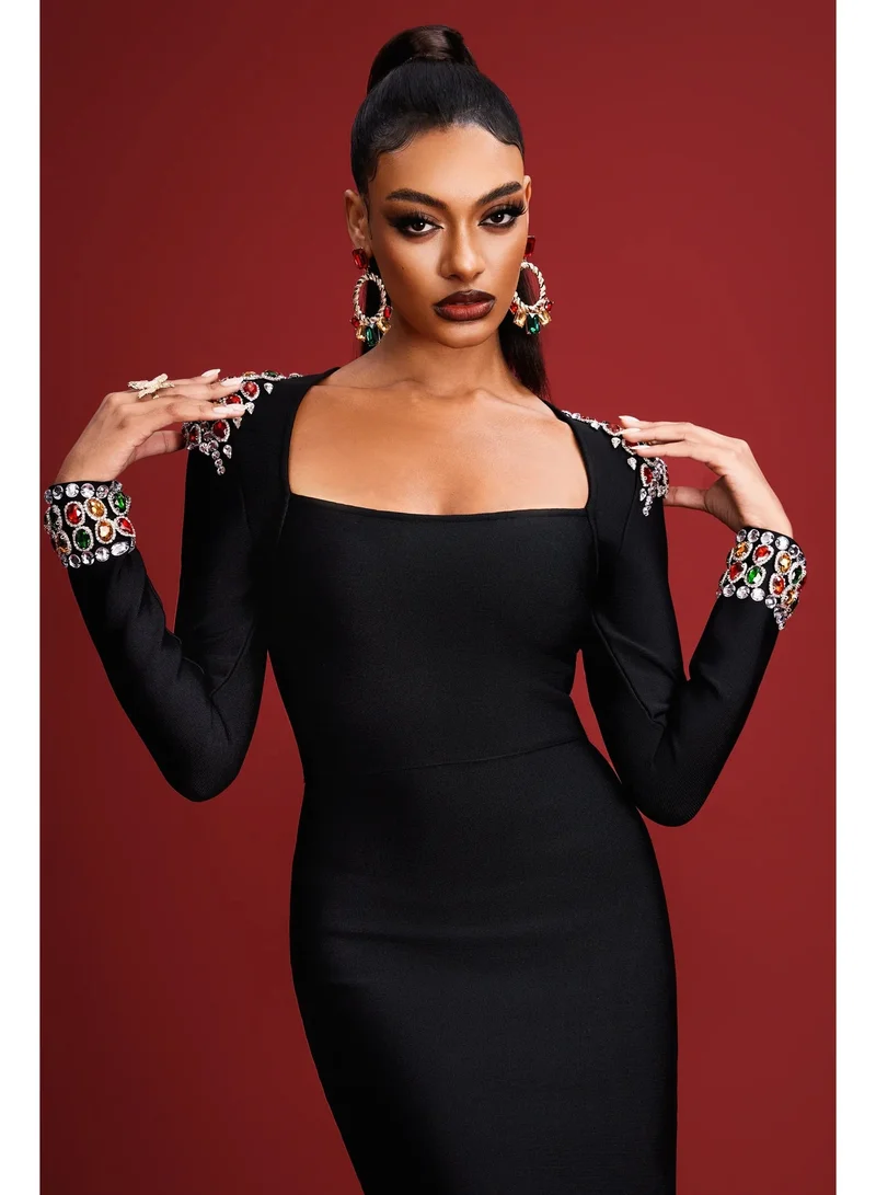 بيلا بارنيت فستان ميدي من نياسا مزين بأحجار الراين وبتصميم ضمادة