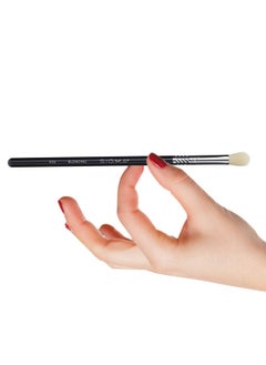 Sigma Beauty Sigma Beauty Professional E25 Eyeshadow Blending Brush - Professional Eyeshadow Brush for Seamless Eyeshadow Blending, Softens Dramatic Edges & Harsh Lines for a Well Blended Effect (1 Brush)  - Image 5