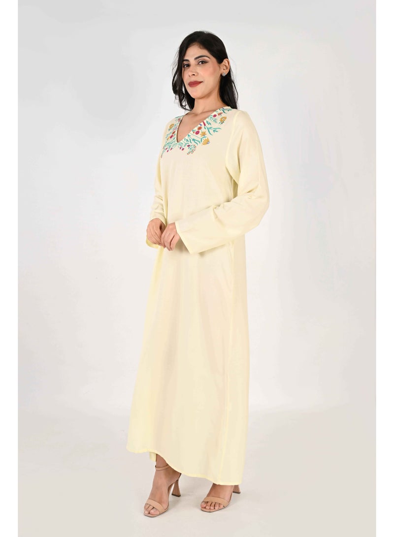 لـيـنـيـل جلابية نسائية من لينيل - قاعدة صفراء زبدية مع فتحة رقبة على شكل حرف V وتفاصيل مطرزة بالزهور - Image 4