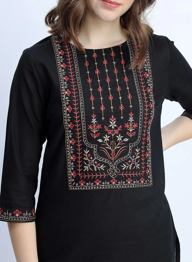 فيشود Embroidered Straight Fit Kurta by Styli