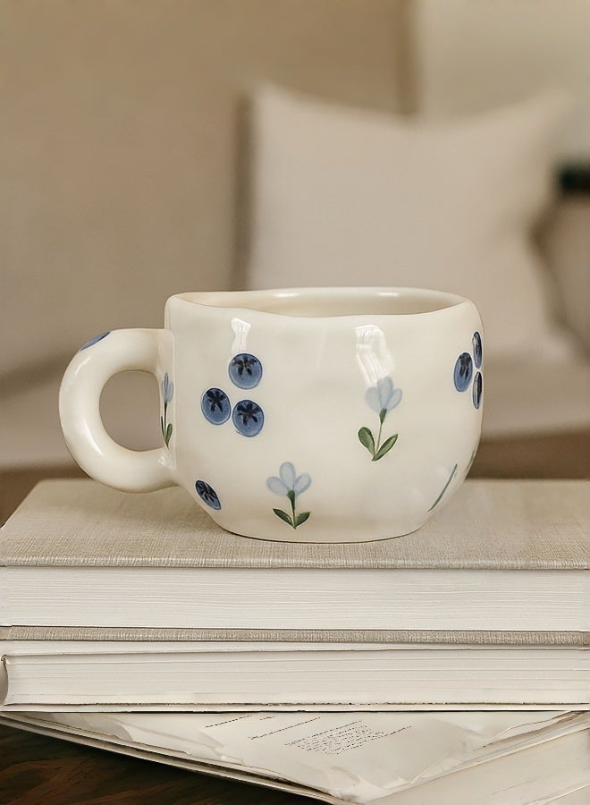 فنجان قهوة سيراميك برسومات زهور وتوت مزرق مرسوم باليد - Image 1