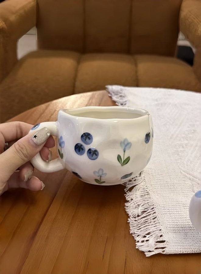 فنجان قهوة سيراميك برسومات زهور وتوت مزرق مرسوم باليد - Image 2