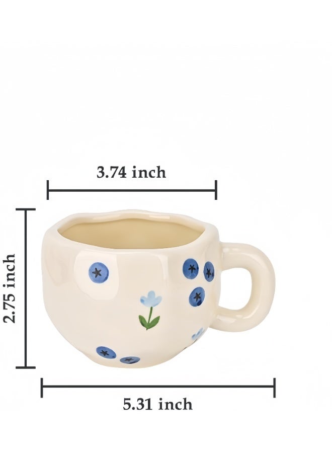 فنجان قهوة سيراميك برسومات زهور وتوت مزرق مرسوم باليد - Image 3