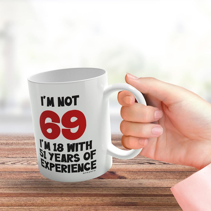 Stuff4 هدايا عيد الميلاد التاسع والستين من - كوب "لست 69 بل 18 مع 51 عامًا من الخبرة" - 11 أونصة سيراميك آمن للغسالة صحون، أكواب فاخرة، هدايا نكت مضحكة للنساء والرجال، هدايا عيد الميلاد التاسع والستين للنساء والرجال - Image 3