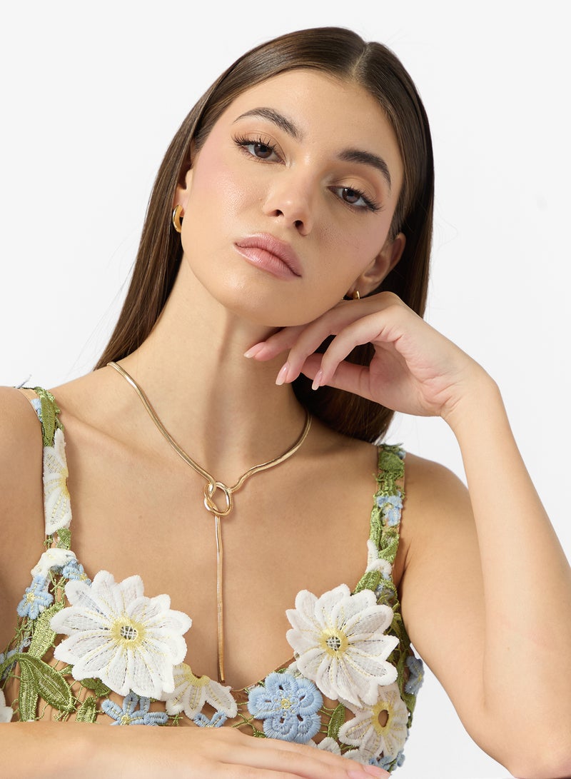 عقد بقلادة متدلية بتفاصيل عقدة