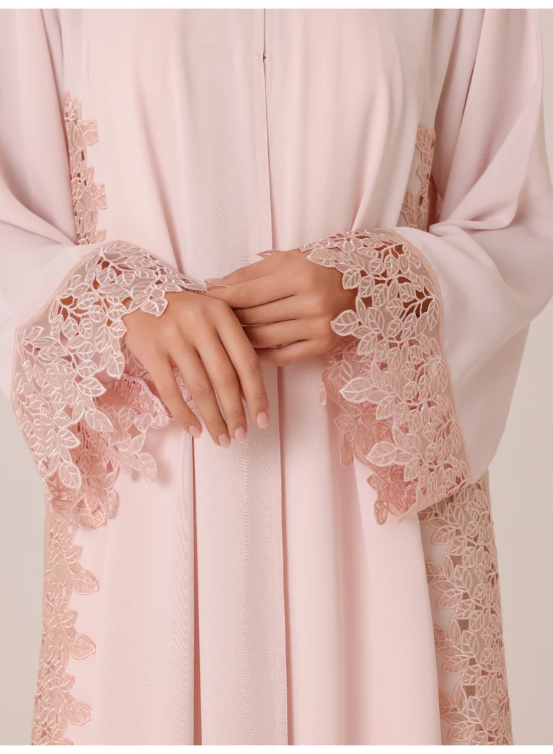 اكسا عباية من الدانتيل وخشب الورد