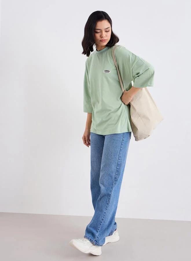 ستايلي تيشيرت فضفاض بتفاصيل شارة