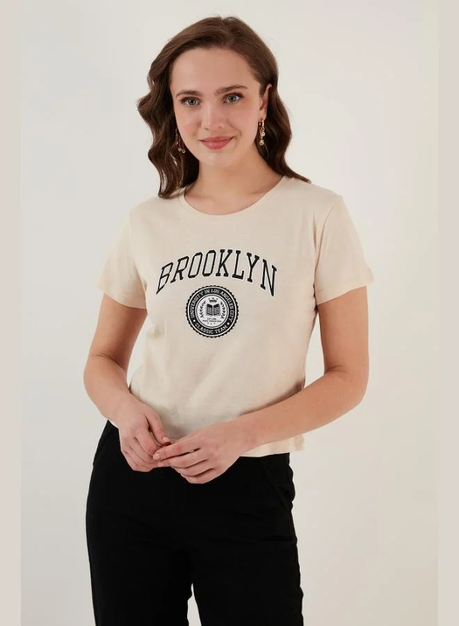 ليلا تيشيرت نسائي بقصة ضيقة وياقة دائرية وطبعة ليلى بروكلين