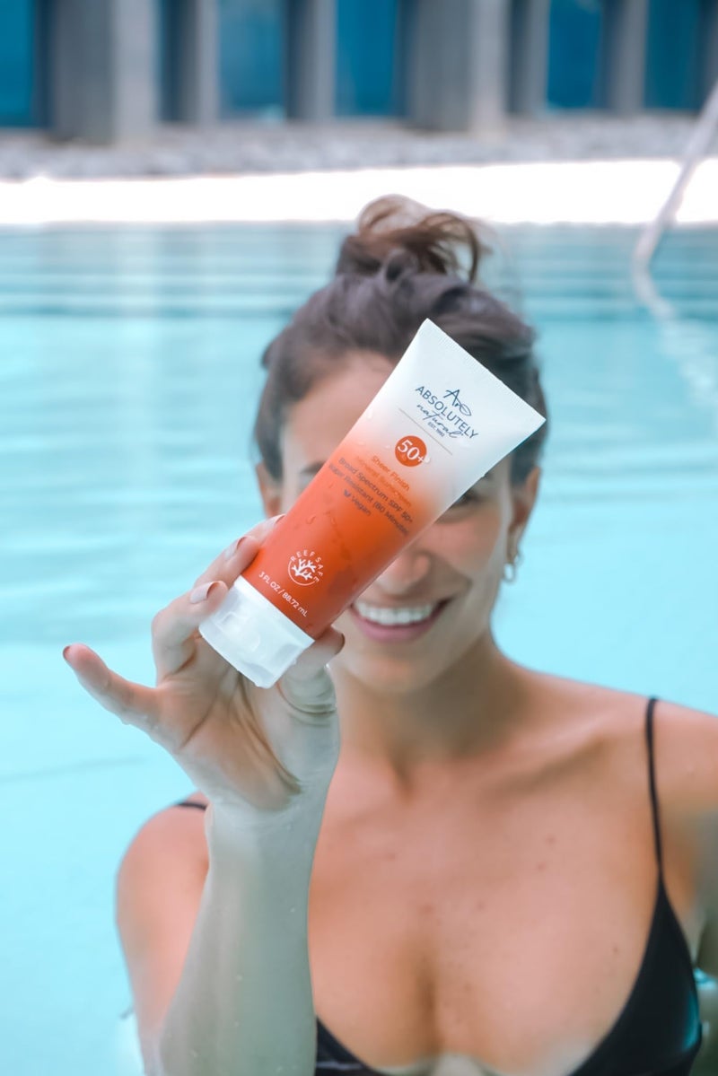 Absolutely Natural لوشن واقي من الشمس معدني SPF 50+ طبيعي تمامًا - واقي شمس مضاد للشيخوخة للجسم والوجه، مصنوع من ثمر الورد، الألوة، أكسيد الزنك ومكونات أخرى خالية من القسوة وآمنة للشعاب المرجانية - صنع في الولايات المتحدة الأمريكية - Image 3