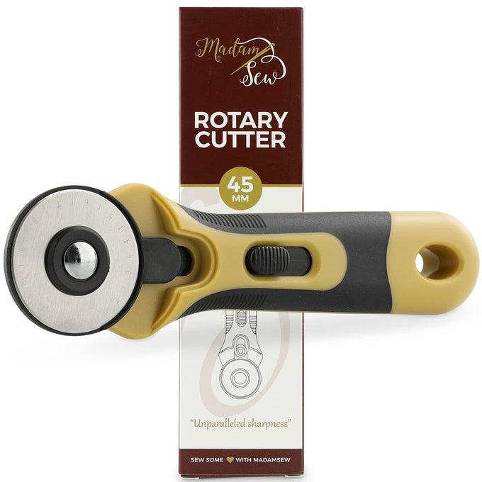 45MM ROTARY CUTTER FOR FABRIC PRECISION CLOTH CUTTING TOOL WITH TUNGSTEN STEEL BLADE AND SAFETY GUARD FOR SEWING ARTS CRAFTS WITH COMFORTABLE HANDLE CRAFT SUPPLIES