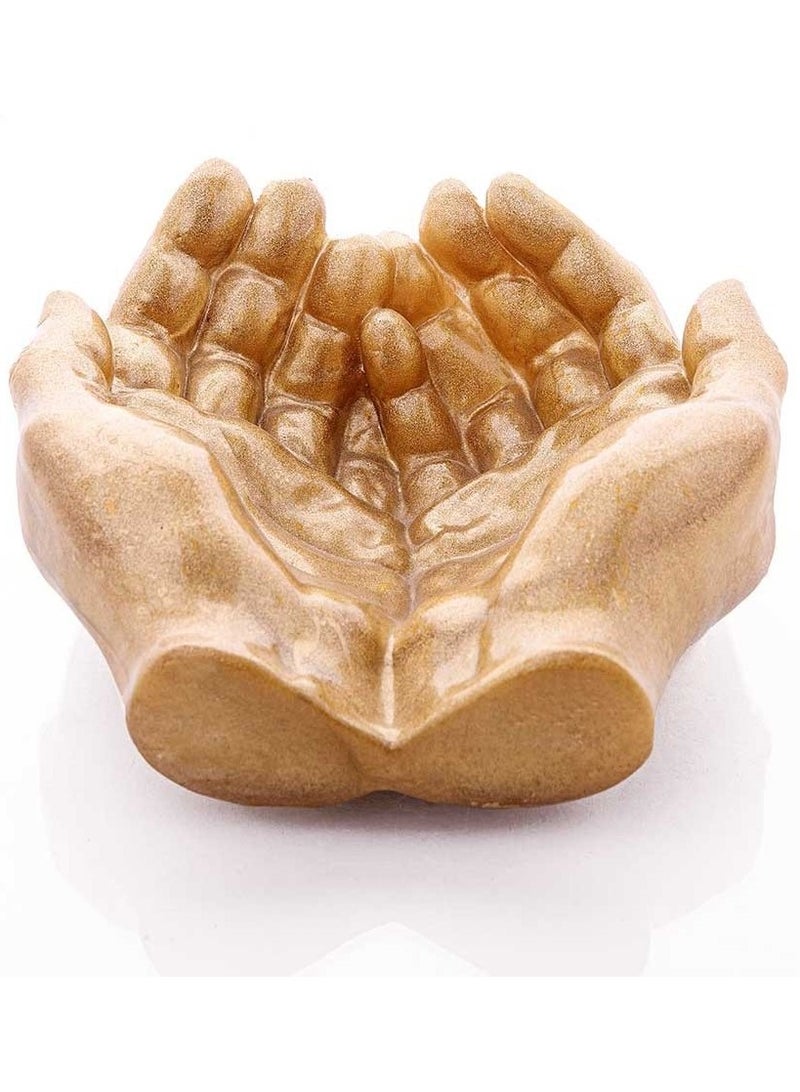 تمثال ذهبي على شكل يد