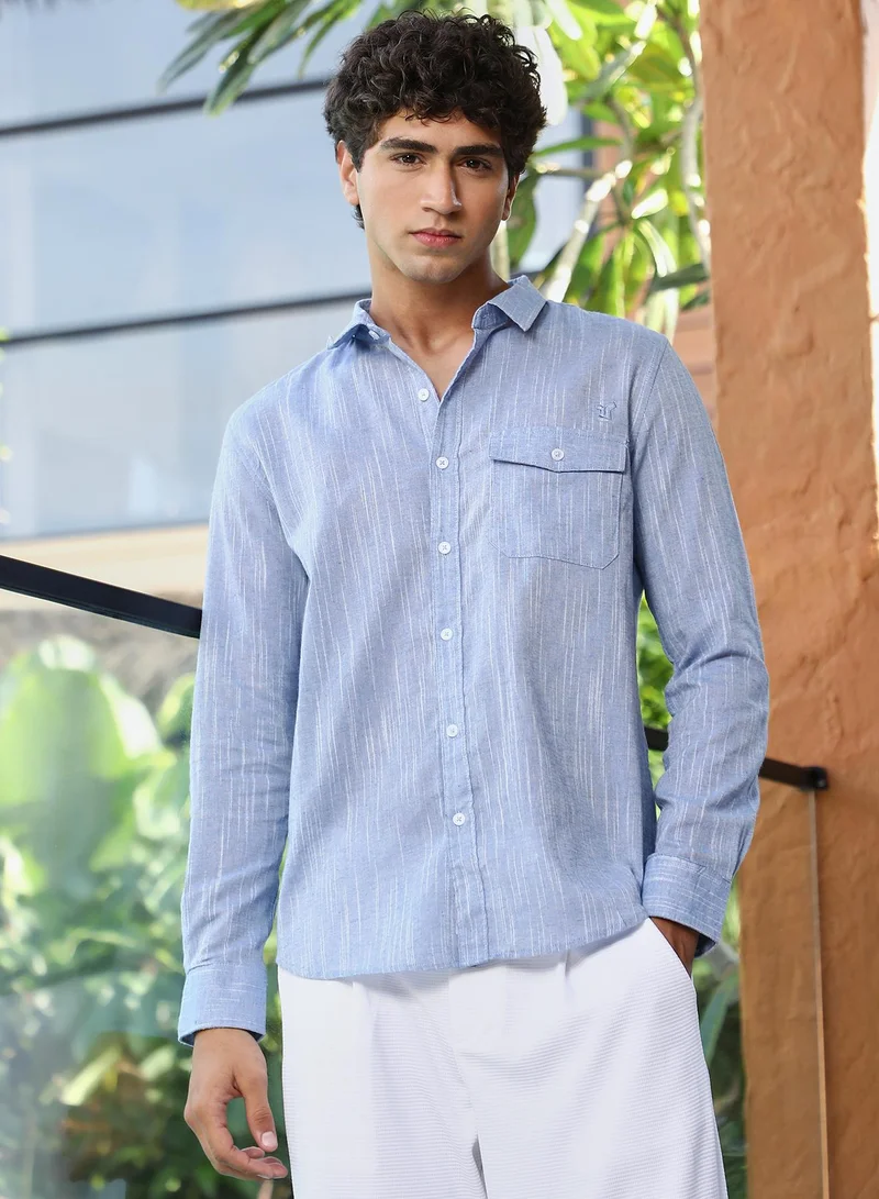 كامبوس سوترا قميص رجالي بنقشة جاكار بخيوط - ياقة عريضة، أكمام طويلة بأساور، إغلاق بأزرار، حافة منحنية، جاكار مجرد، نسيج منسوج للاستخدام اليومي والكاجوال - أزرق فاتح