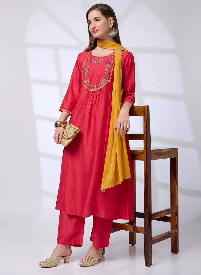 جلو باص طقم كورتا احتفالية بحافة واسعة مطوية مزينة بتطريز مرايا وشيلة مزينة بالترتر