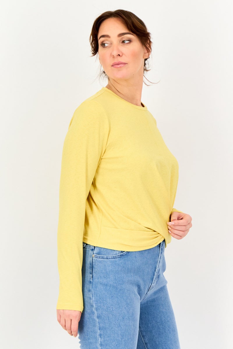 VERO MODA تي شيرت نسائي بأكمام طويلة من فيرو مودا، ياقة دائرية، بلون أصفر - Image 2