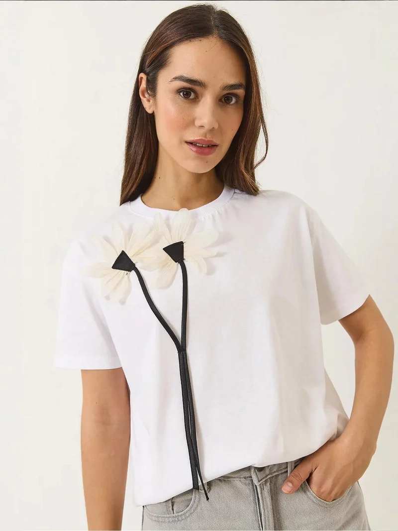 بيانكو لوتشي تيشيرت بأكمام قصيرة بطبعة زهور مع تفاصيل إكسسوارات