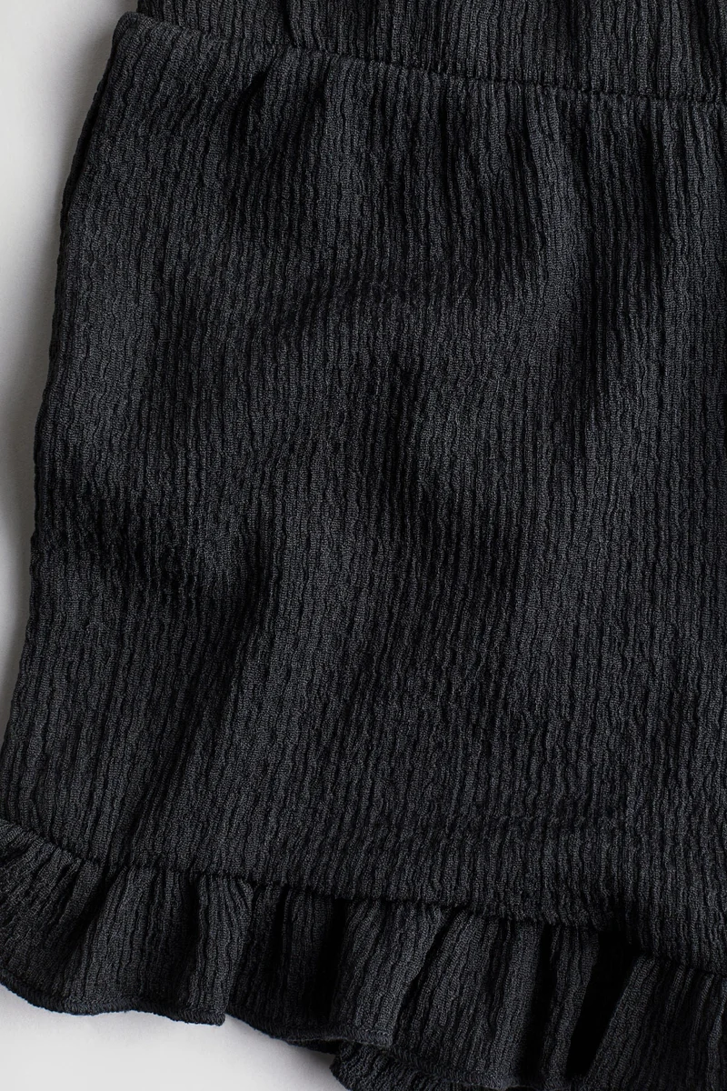 اتش اند ام شورت بتصميم سهل الارتداء