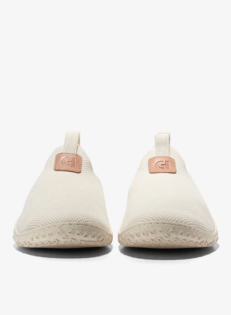 كول هان مصمّم بروح الابتكار والحرفية، يتميّز موكاسين "زيروجراند تايدتريك" بفتحات تهوية مبتكرة تساعد على تصريف المياه وتجفيف الحذاء بسرعة. وتمنحك تقنية أنكرتراك الحصرية مقاومة انزلاق لا مثيل لها على الأسطح الرطبة، لتتنقّل بثقة على أي تضاريس.