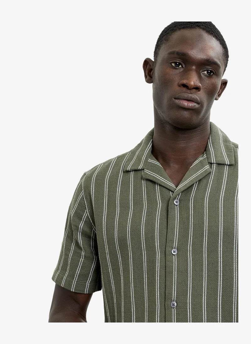 فرنش كونكشن Men's Beetle Green/White Ss Open Weave Holiday Shirt