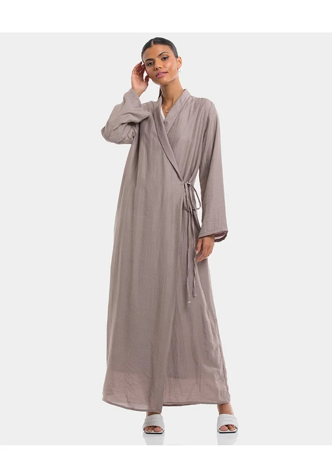 كيفي عباية ملفوفة بأكمام طويلة ورباط جانبي