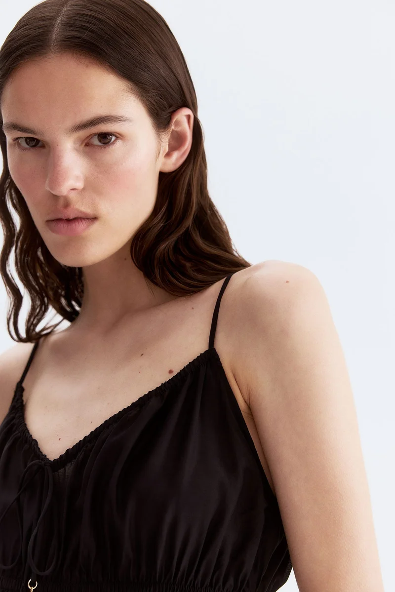 اتش اند ام فستان بحمالات كتف رفيعة ودرزات مجمعة