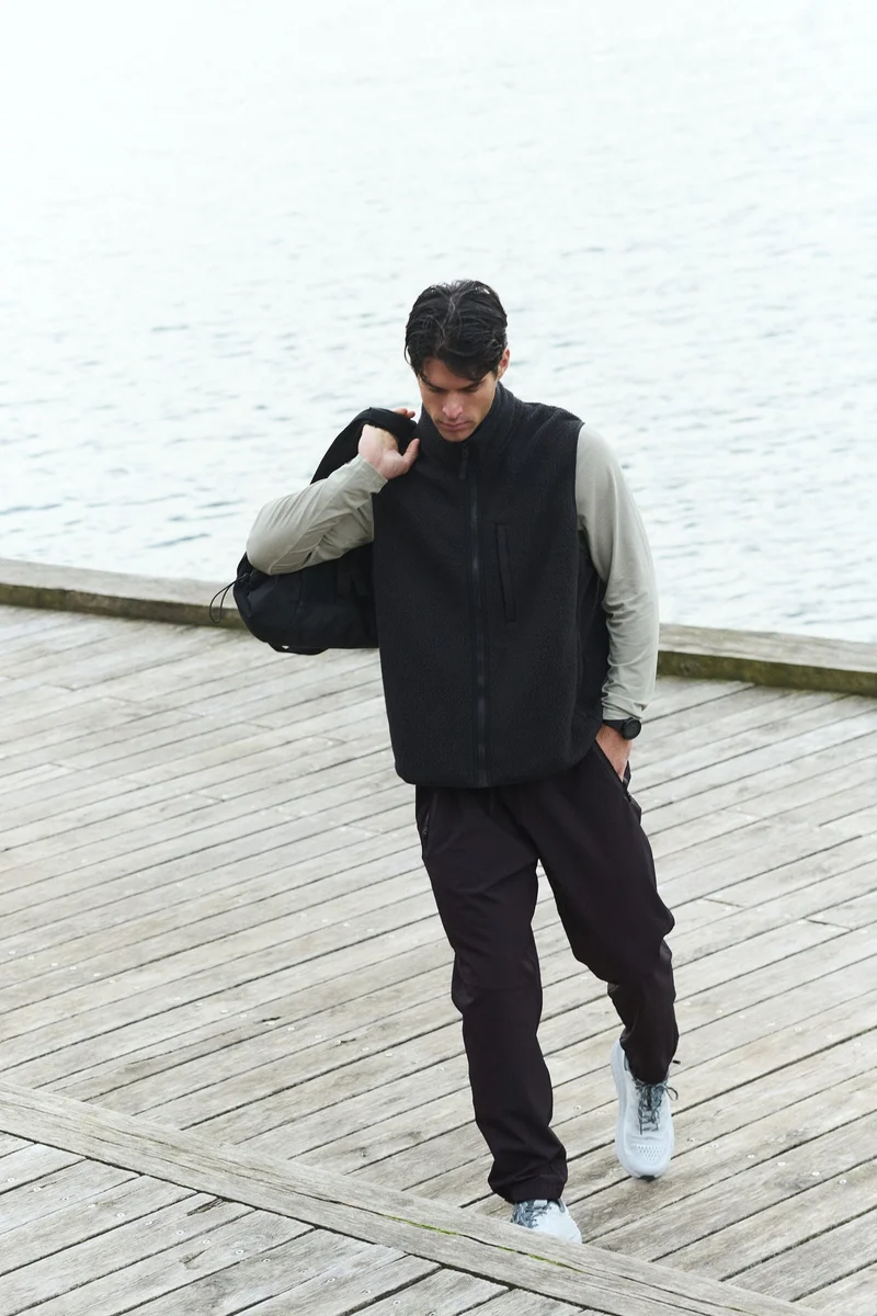 اتش اند ام بنطلون رياضي مع نسيج دراي موف