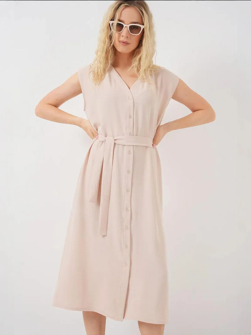 بيغ دارت فستان ميدي بياقة على شكل حرف  مزين بنقوش وأزرار